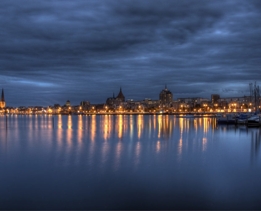 Skyline von Rostock bei Nacht