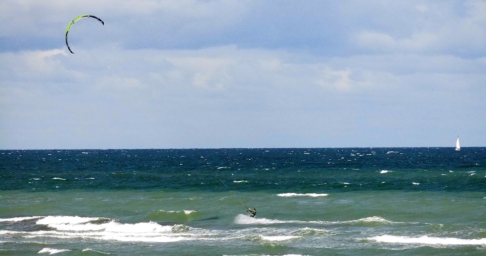 Kitesurfen am Strand von Rostock-Warnemünde